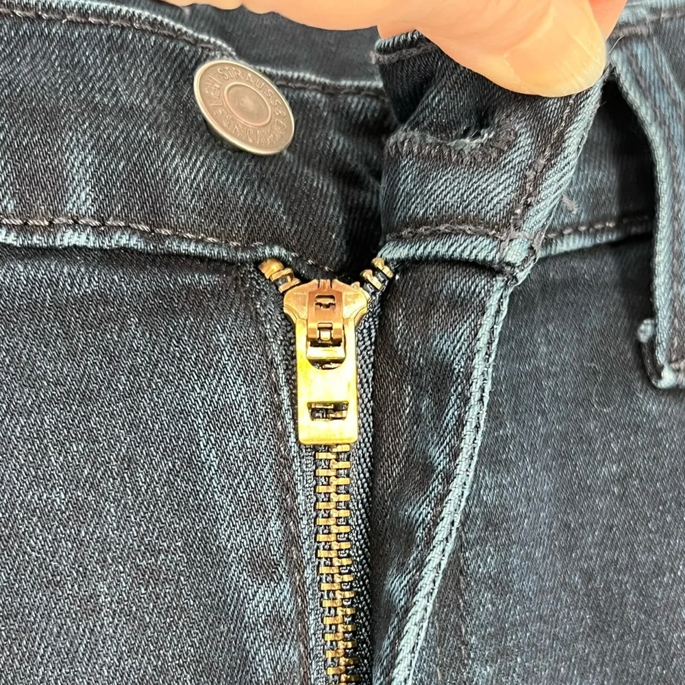 LEVI 502 TAPER FIT SOFT JEANS WITH STRETCH SO MOVES WITH YOU ABD LOOKS‎ GREAT